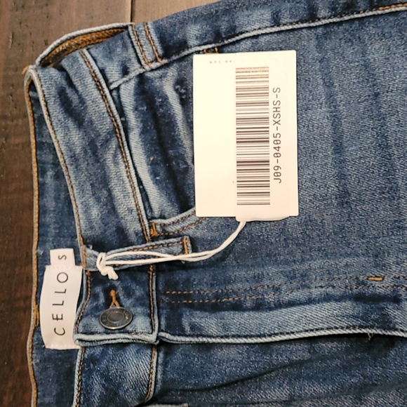 BNWT Cello Distressed Bermuda Shorts - Picture 5 of 5